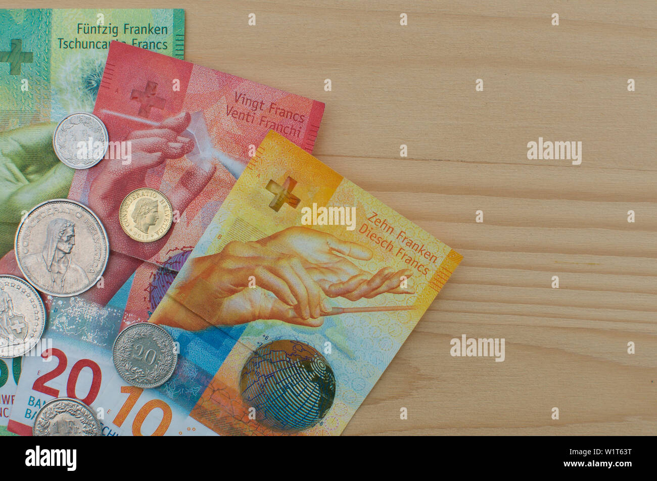 Close up photo de billets et pièces sur une table en bois Banque D'Images