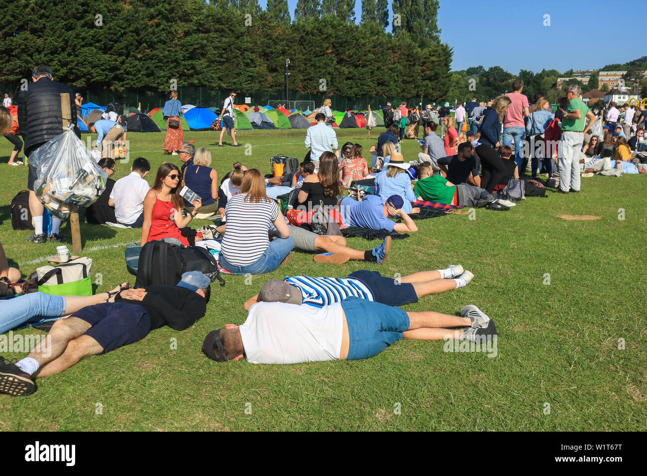 Des centaines de ticket d'attente des fans de tennis moins tôt le matin à l'extérieur le All England Lawn sur la troisième journée du championnat de Wimbledon. Banque D'Images