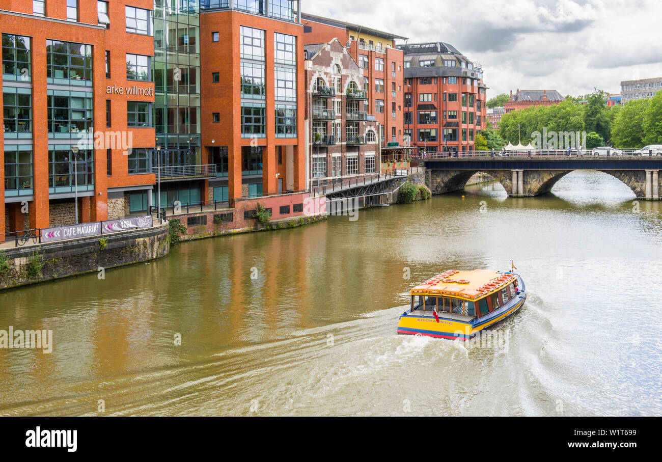 Les bureaux commerciaux et Bristol Bridge au canal d'alimentation Bristol West de l'Angleterre avec un Bristol Ferry. Banque D'Images