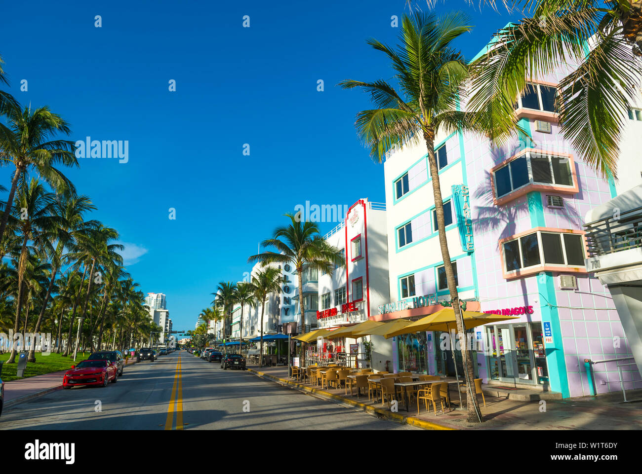 MIAMI - Septembre, 2018 : palmiers d'ombres à travers la foule de petit-déjeuner à cafés trottoirs bordant Ocean Drive à South Beach. Banque D'Images