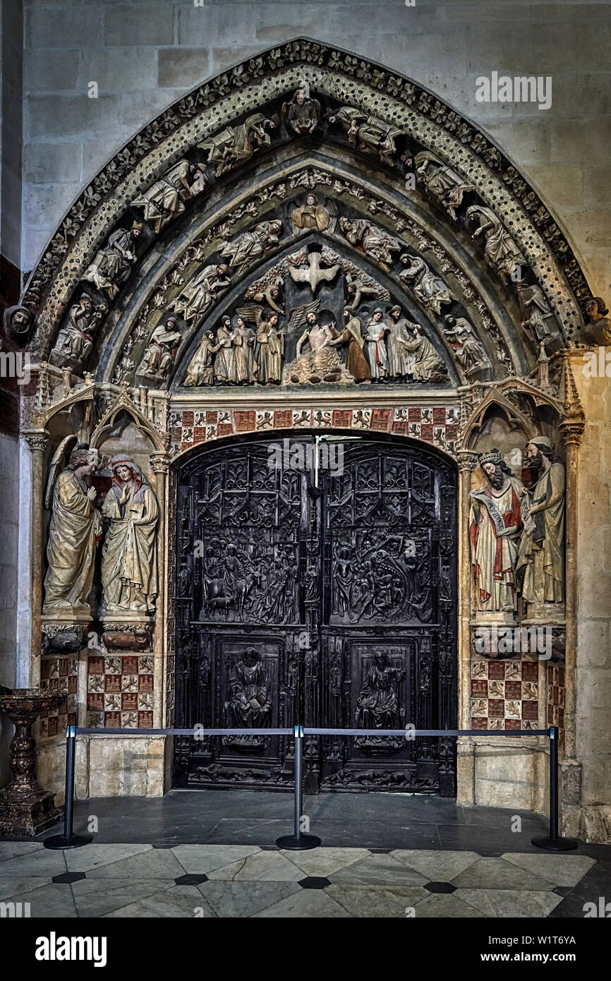 Le couvercle et la porte du haut cloître, à tous l'ensemble est libellée la porte du paradis ou Porte Noire, dans la cathédrale de Burgos, Espagne. Banque D'Images