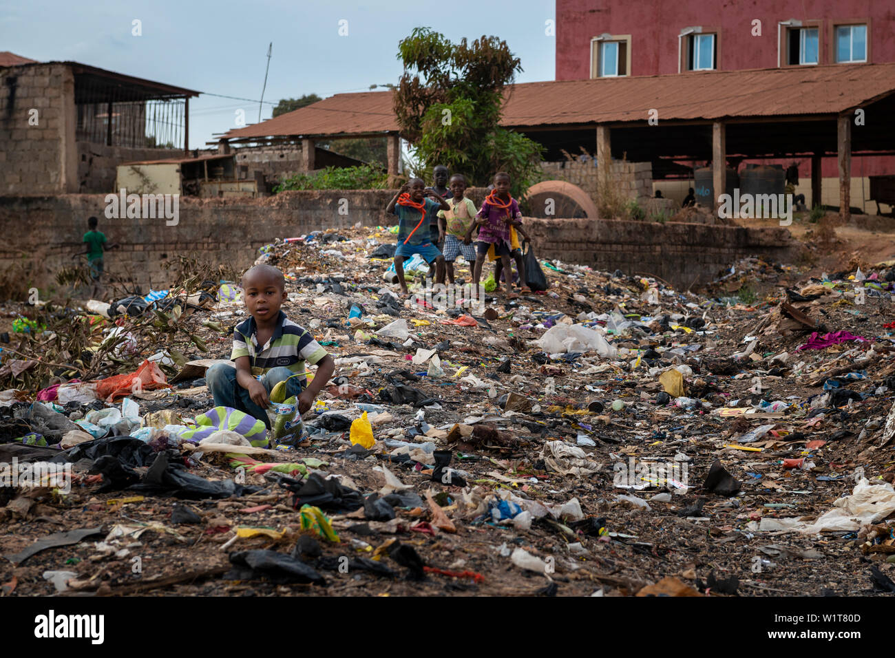 Bissau, République de Guinée-Bissau - 8 Février 2018 : Les enfants de la collecte des déchets dans une décharge dans la ville de Bissau, Guinée-Bissau, en Afrique de l'Ouest Banque D'Images