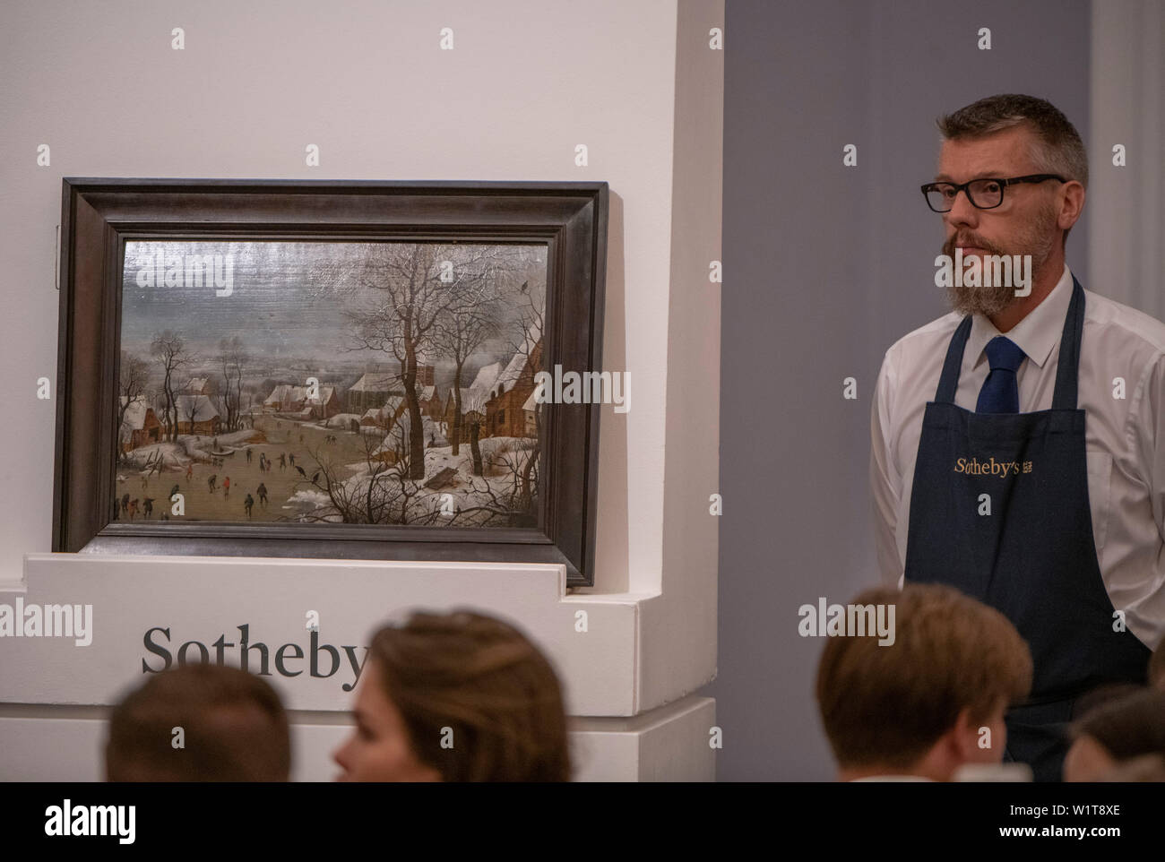 Sotheby's, Londres, Royaume-Uni. 3 juillet 2019. L'été d'anciens maîtres vente du soir propose des peintures du 14e - 19e siècle par plusieurs des plus importants peintres de l'art occidental met en évidence : un chef-d'œuvre de chaque de la plus grande des peintres de paysage - Turner, Constable et Gainsborough - et œuvres extraordinaires de l'époque Baroque par Ribera et l'extrêmement rares Johann Liss. Image : Pieter Brueghel le Jeune, paysage d'hiver avec un piège à oiseaux. Credit : Malcolm Park/Alamy Live News. Banque D'Images