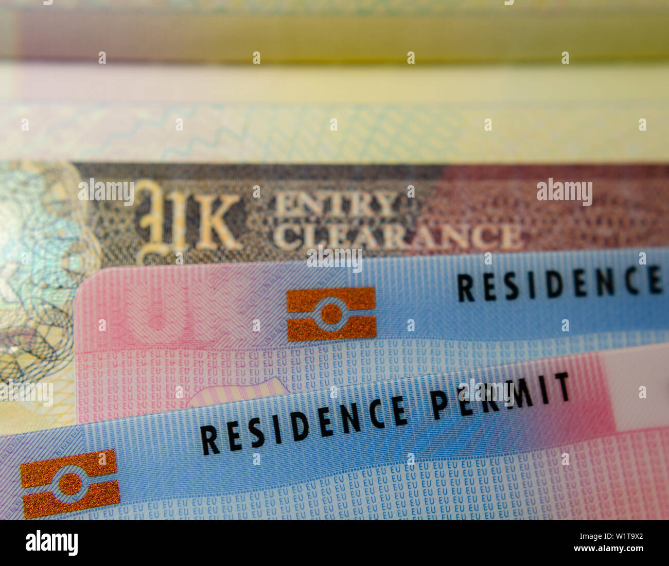 BRP (UK) Cartes de séjour biométriques pour Niveau 2 visa de travail placée  sur le dessus de l'autorisation d'entrée au Royaume-Uni vignette  autocollant dans le passeport Photo Stock - Alamy