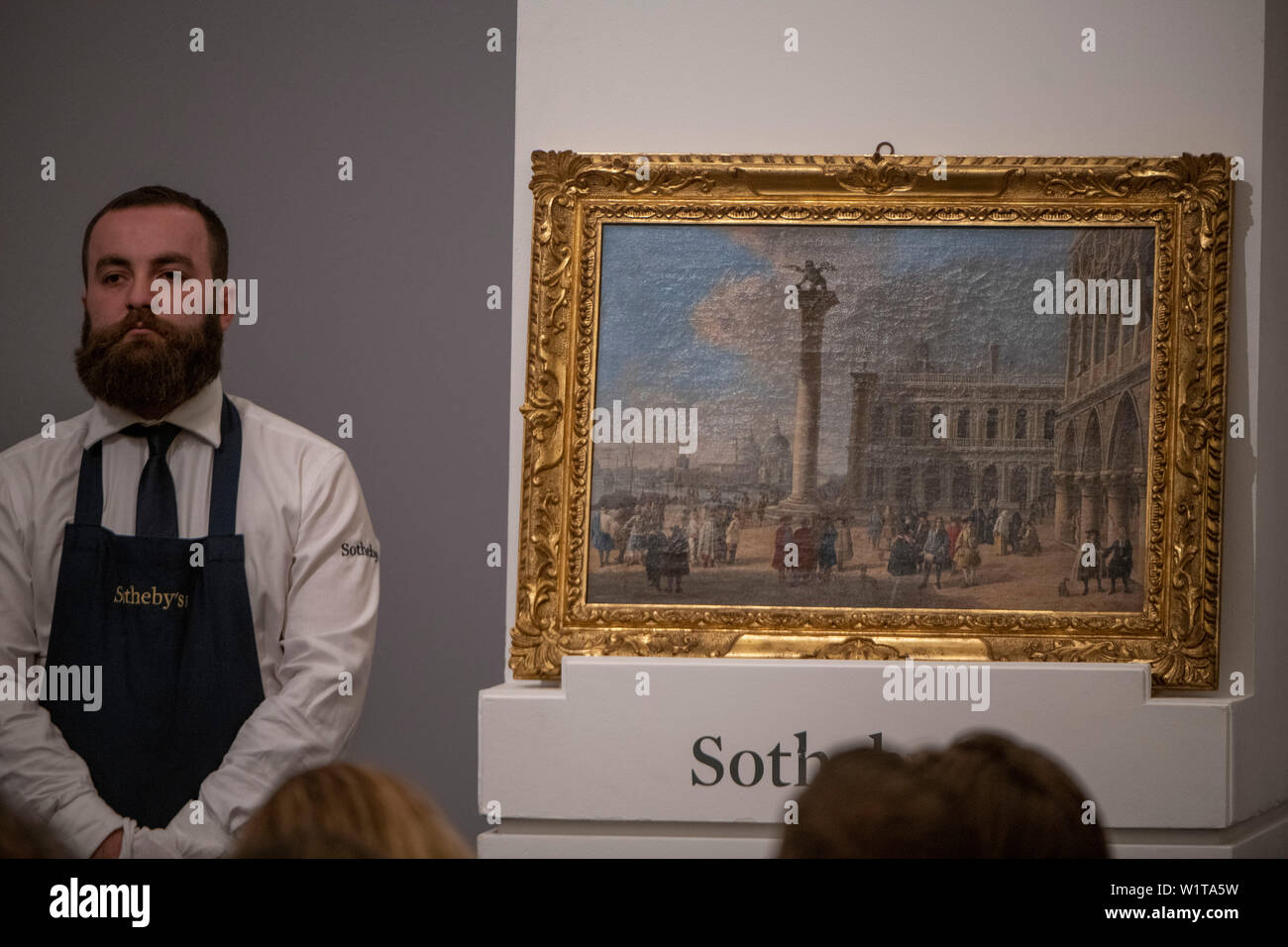 Sotheby's, Londres, Royaume-Uni. 3 juillet 2019. L'été d'anciens maîtres vente du soir propose des peintures du 14e - 19e siècle par plusieurs des plus importants peintres de l'art occidental met en évidence : un chef-d'œuvre de chaque de la plus grande des peintres de paysage - Turner, Constable et Gainsborough - et œuvres extraordinaires de l'époque Baroque par Ribera et l'extrêmement rares Johann Liss. Image : Luca Carlevarijs, Venise, vue de la Piazetta regardant vers la Punta della Dogana, vend pour 325 000 €. Credit : Malcolm Park/Alamy Live News. Banque D'Images
