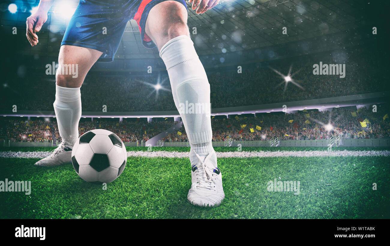 Close up d'un joueur de football tient le ballon pour un dribbler dans le stade pendant la nuit match Banque D'Images