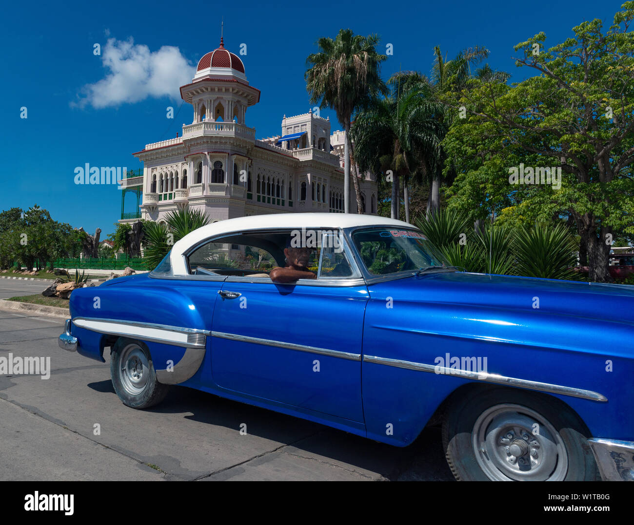 1950 American voiture conduit au-delà du Palacio de Valle, maintenant un restaurant, sur la Punta Gorda, Cienfuegos, Cuba Banque D'Images