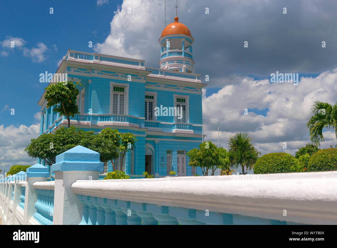 Palacio Azul ( maintenant un hôtel) construit en 1921 et un ancien dans le vieux quartier de classe supérieure sur Punta Gorda, Cienfuegos, Cuba Banque D'Images