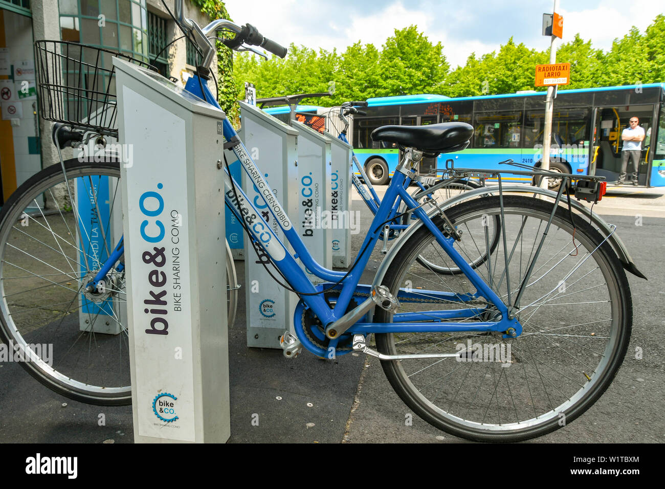 Côme, Italie - Juin 2019 : service de location de vélos garés dans leurs stations d'accueil. Les vélos sont une partie de la Moto & Co Location de vélo scheme à Côme, Le Lac de Côme. Banque D'Images