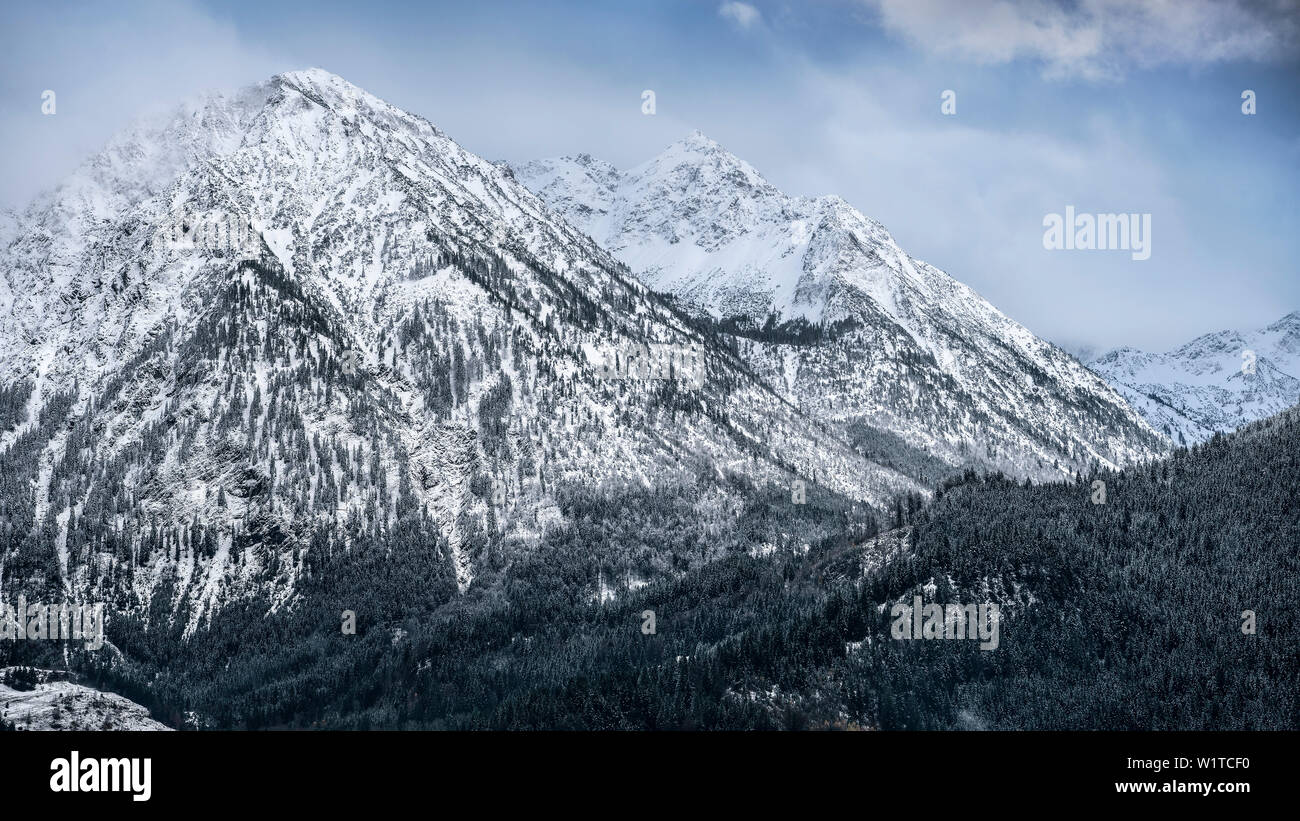 Montagnes couvertes de neige, Bad Hindelang, Allgaeu, Bavaria, Germany Banque D'Images