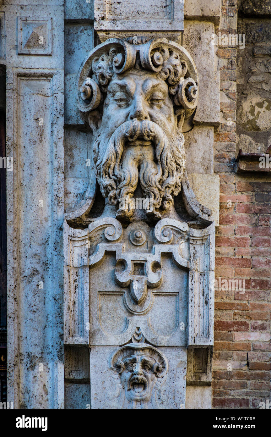 Les ornements sculptés à l'entrée latérale à la Grande Place de la cathédrale de Pérouse, Pérouse, Ombrie, Italie ; Banque D'Images