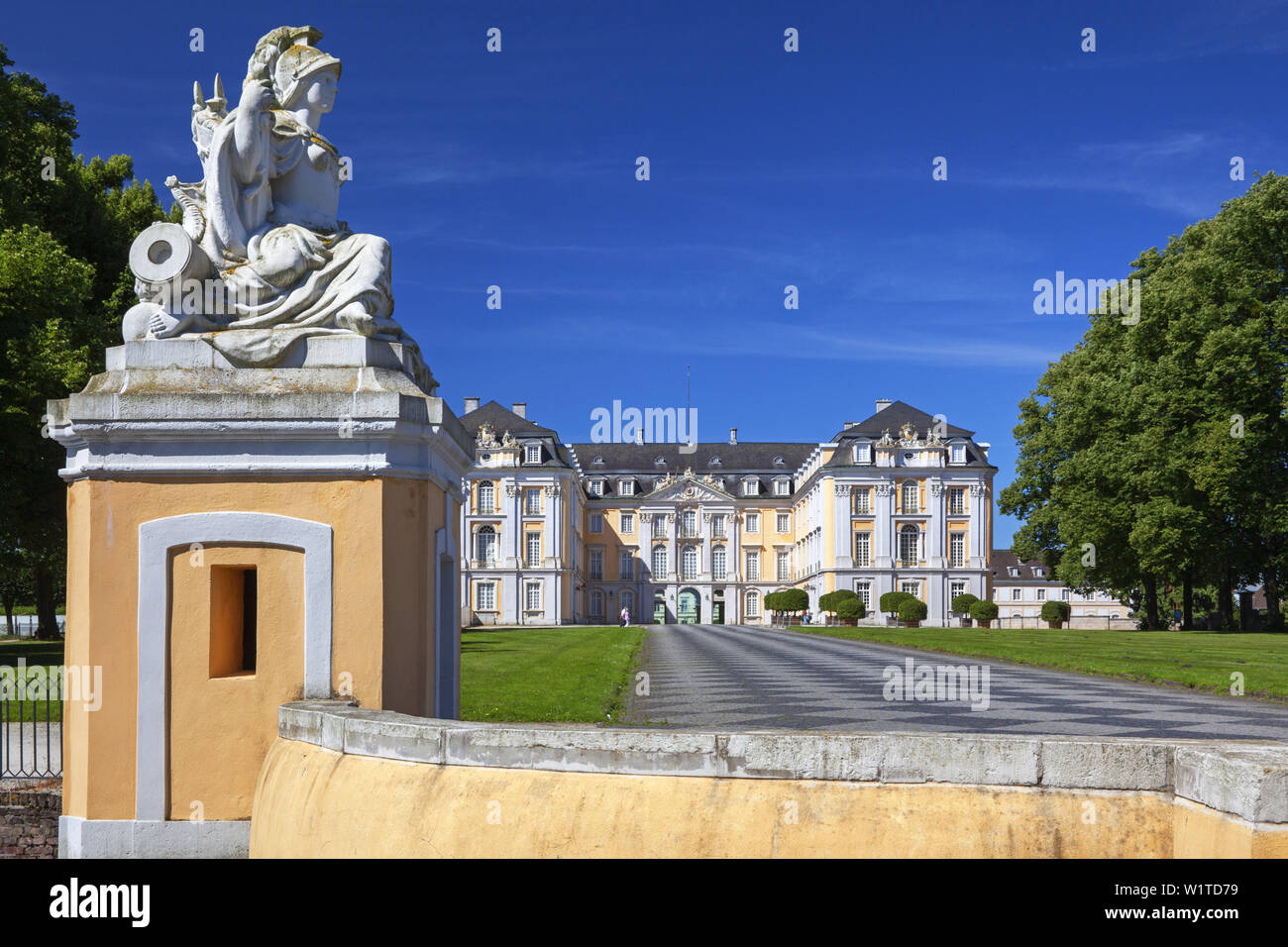 Vue de l'ouest du château d'Augustusburg à Bruehl, vallée du Rhin moyen, Nordrhein-Westfalen, Germany, Europe Banque D'Images