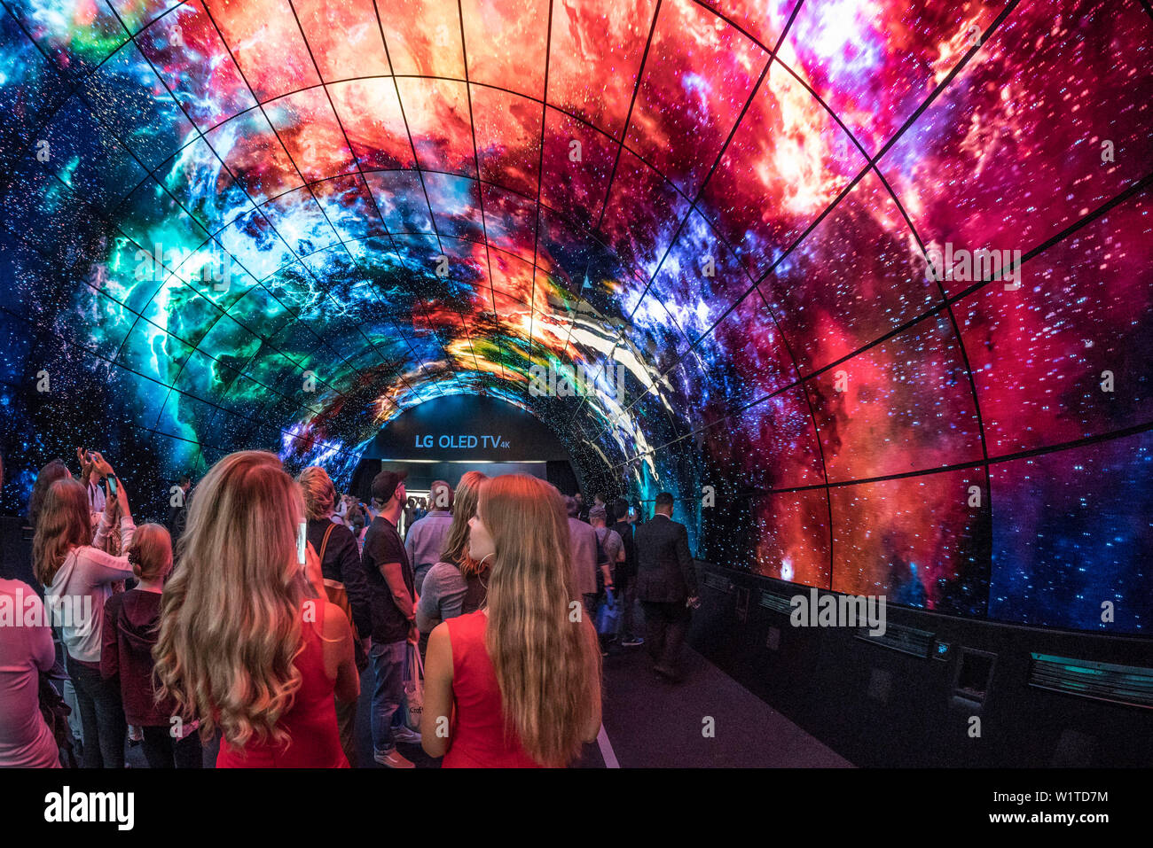 IFA Berlin 2017, l'Internationale Funkausstellung Berlin , OLED LG Tunnel, Messestand zum Thema Fernsehen von LG, Messebesucher 4k, tunnel de l'écran Banque D'Images