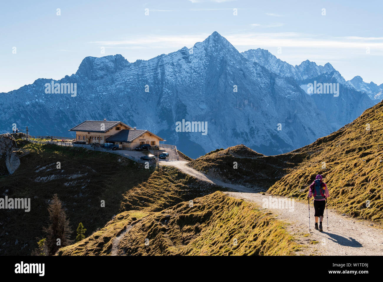 Randonnées de montagne à Rotmoosalm, versant sud de la montagnes de Wetterstein, vue sur Hochwand et Mieminger Kette montagnes, Tyrol, Autriche, Europe Banque D'Images