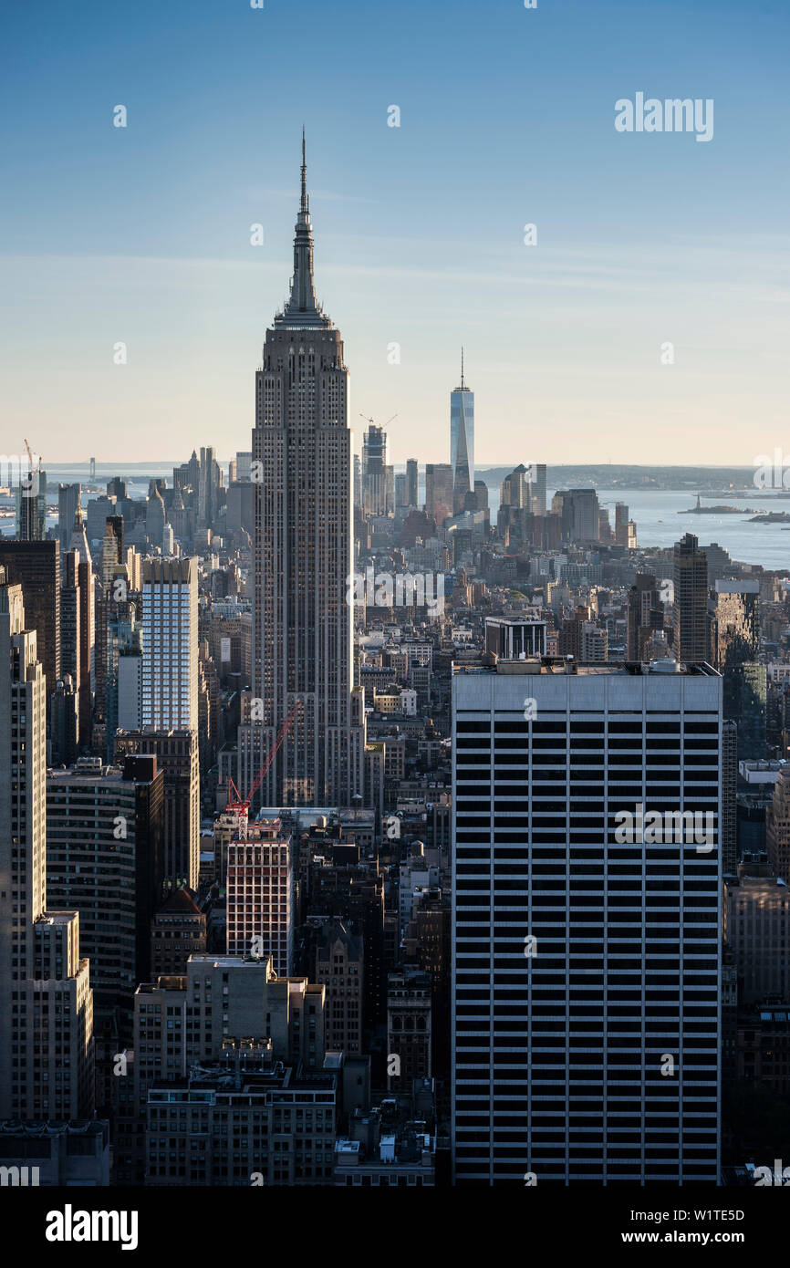 Haut de la roche vue de l'Empire State Building, l'un des World Trade Center, Times Square et Liberty Island, Rockefeller Center, Manhattan, NYC, New Yo Banque D'Images
