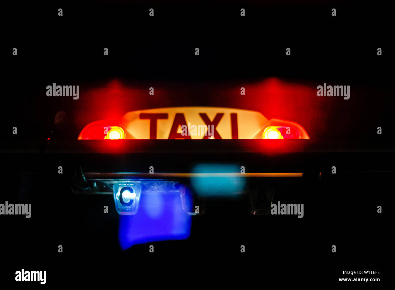 Close-up of illuminated Taxi sign, Paris, France, Europe Banque D'Images