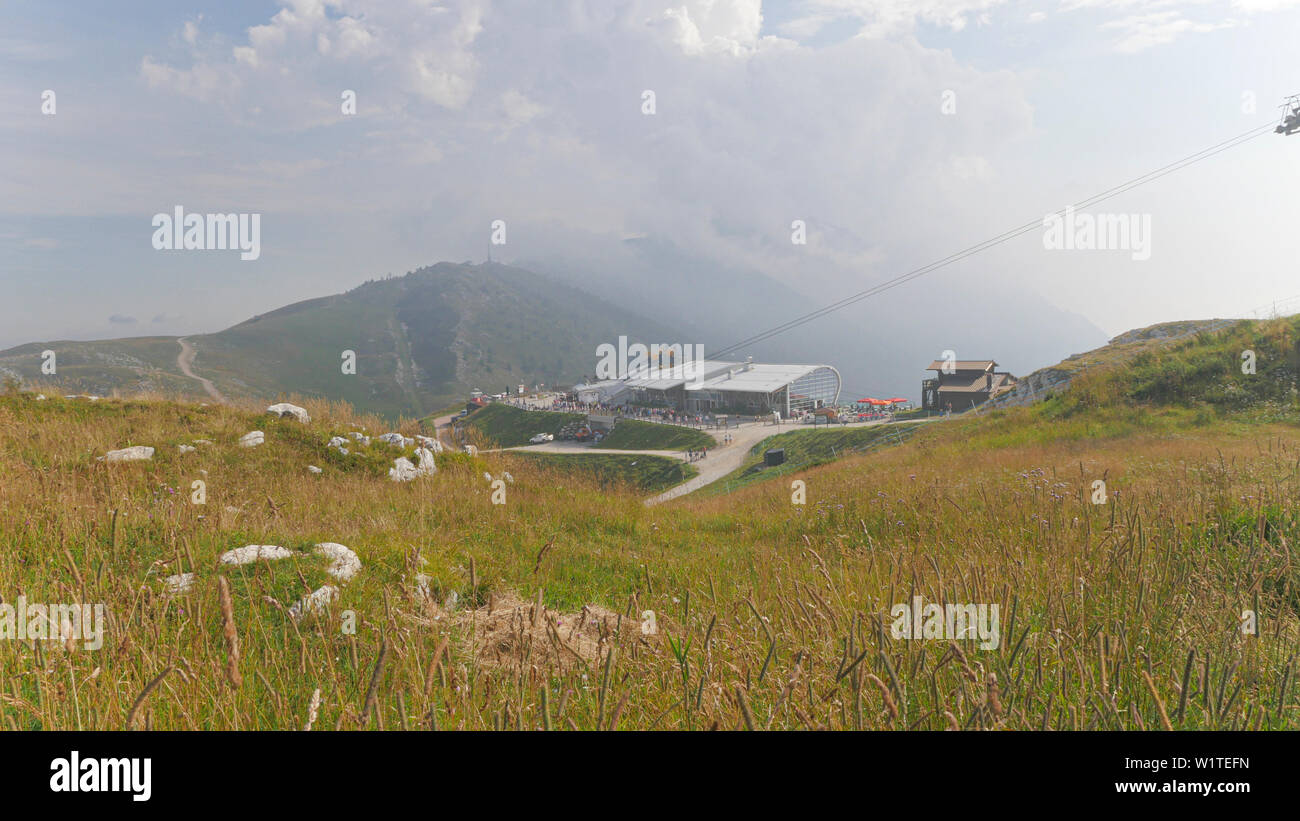 Debout au sommet du Monte Baldo et à Lac de Garde doen. Banque D'Images