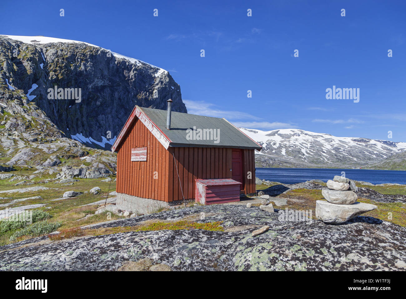 Red hut par le lac Djupvatnet en face de l'Djupvassegga Skjerdingdalsbreen la montagne et glacier, Plus et Romsdal, Fjord Norway, sud de la norvège, Banque D'Images
