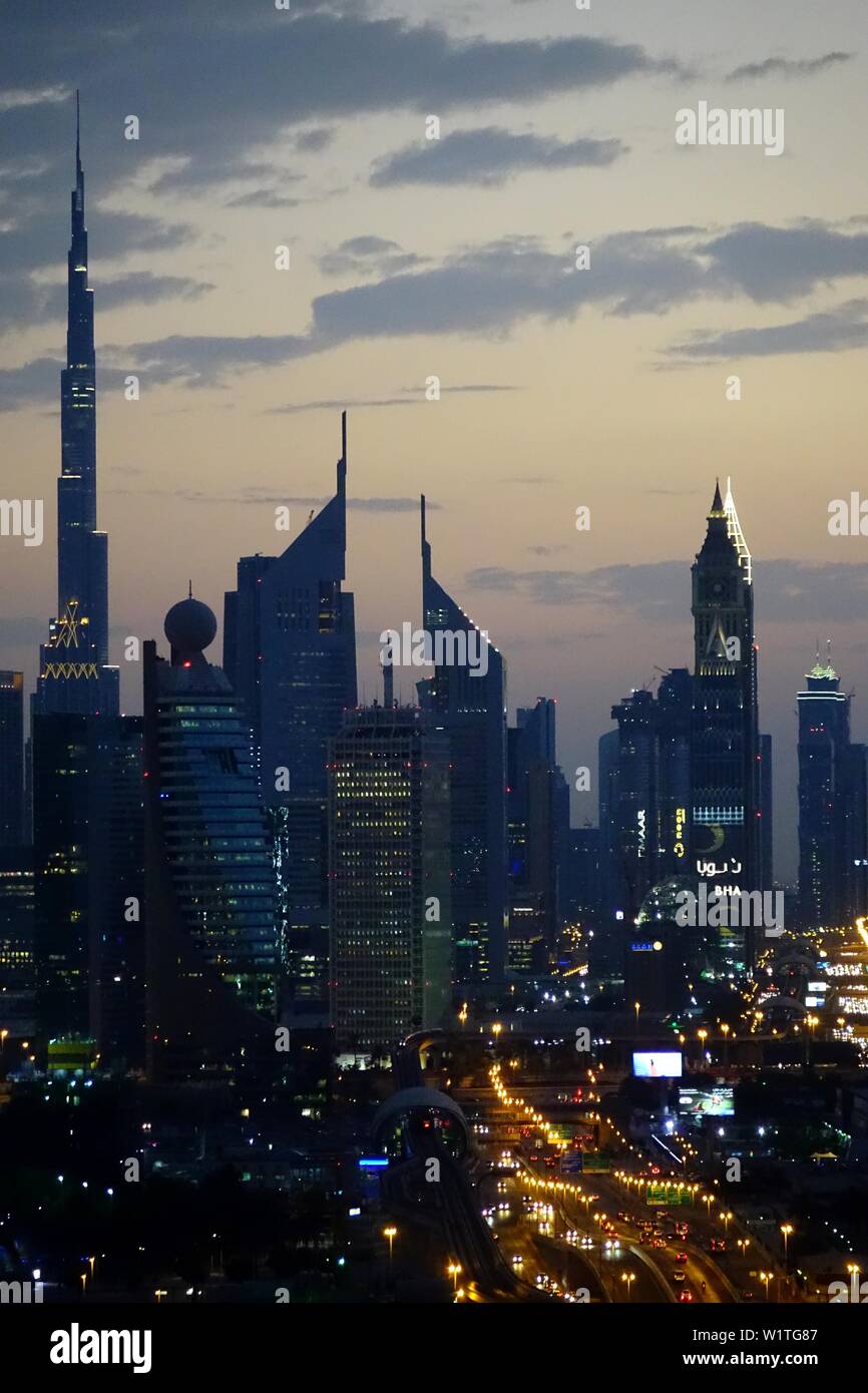 Nuit, Skyline, Burj Khalifa, Sheikh Zayed Road, DUBAÏ, ÉMIRATS ARABES UNIS, Émirats Arabes Unis Banque D'Images
