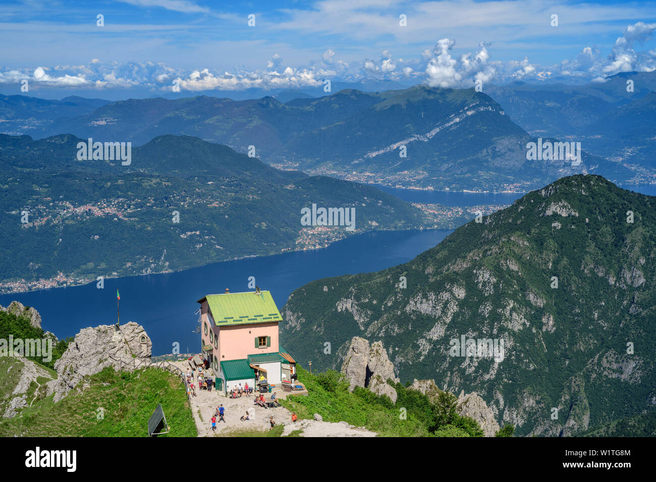 Rifugio refuge Rosalba et le lac Lago di Como, à partir de la Grignetta, Grigna, Alpes Bergamasque, Lombardie, Italie Banque D'Images