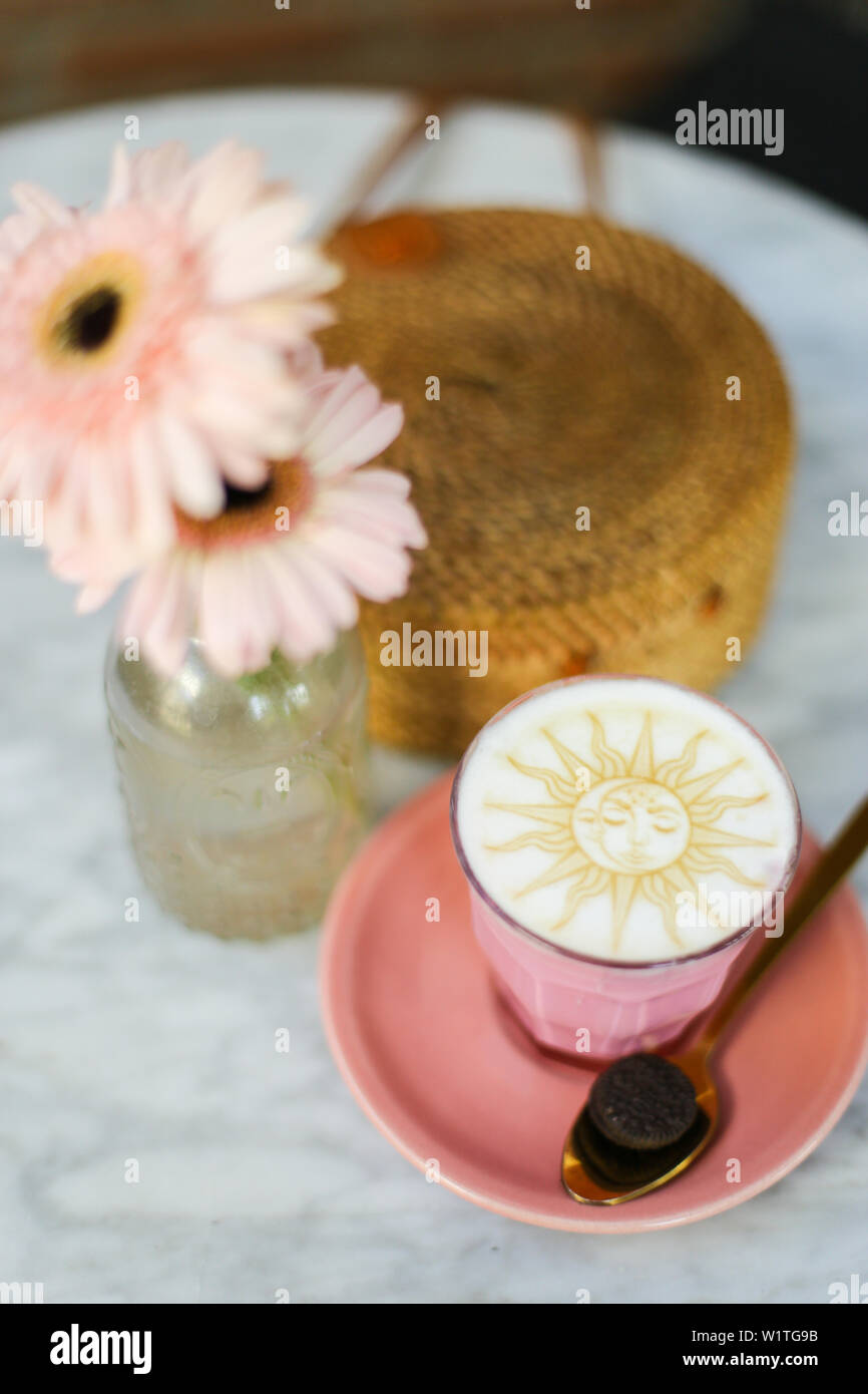 Détail de boissons chaudes rose latte et cappuccino art Banque D'Images