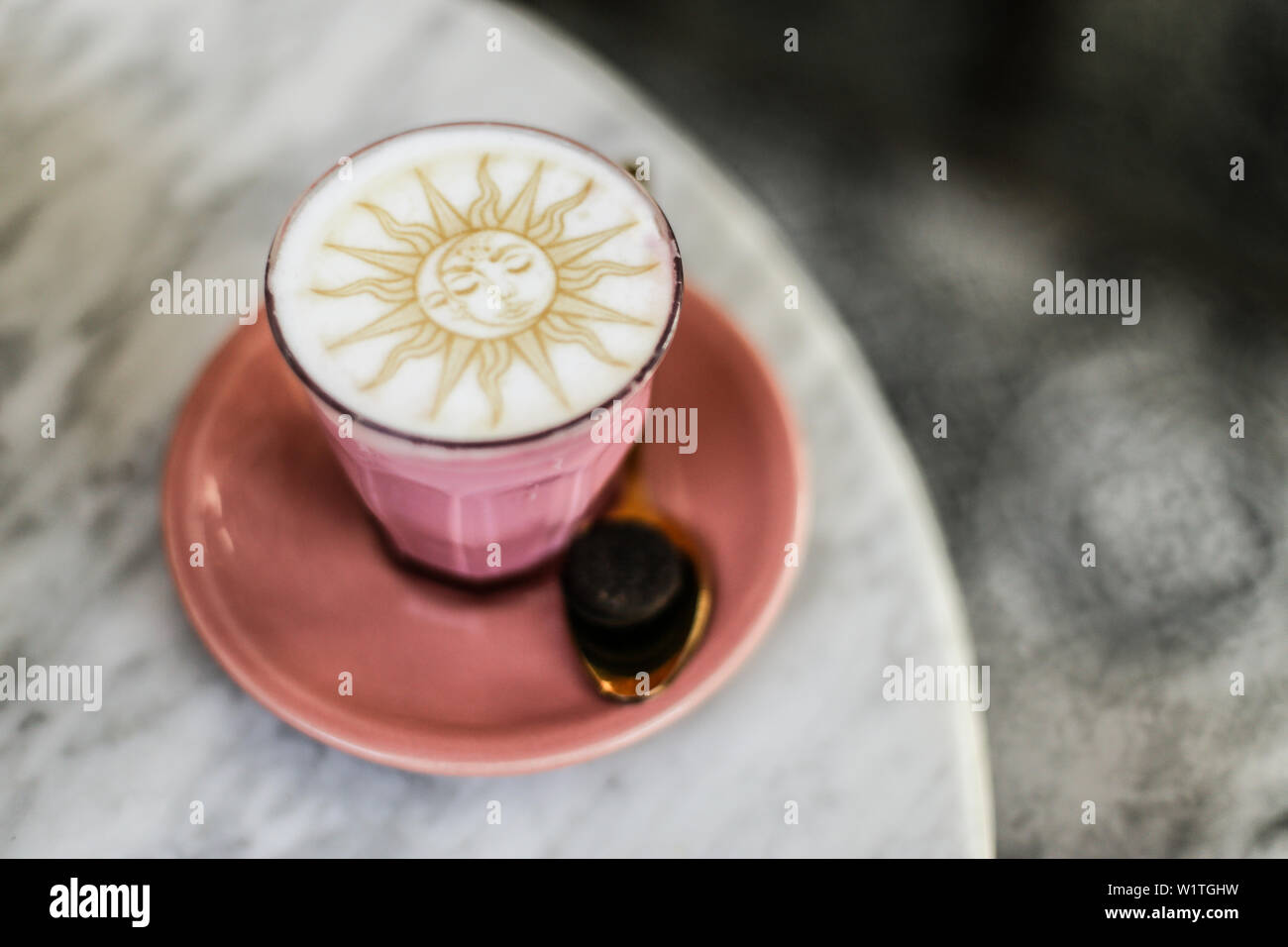 Détail de boissons chaudes rose latte et cappuccino art Banque D'Images