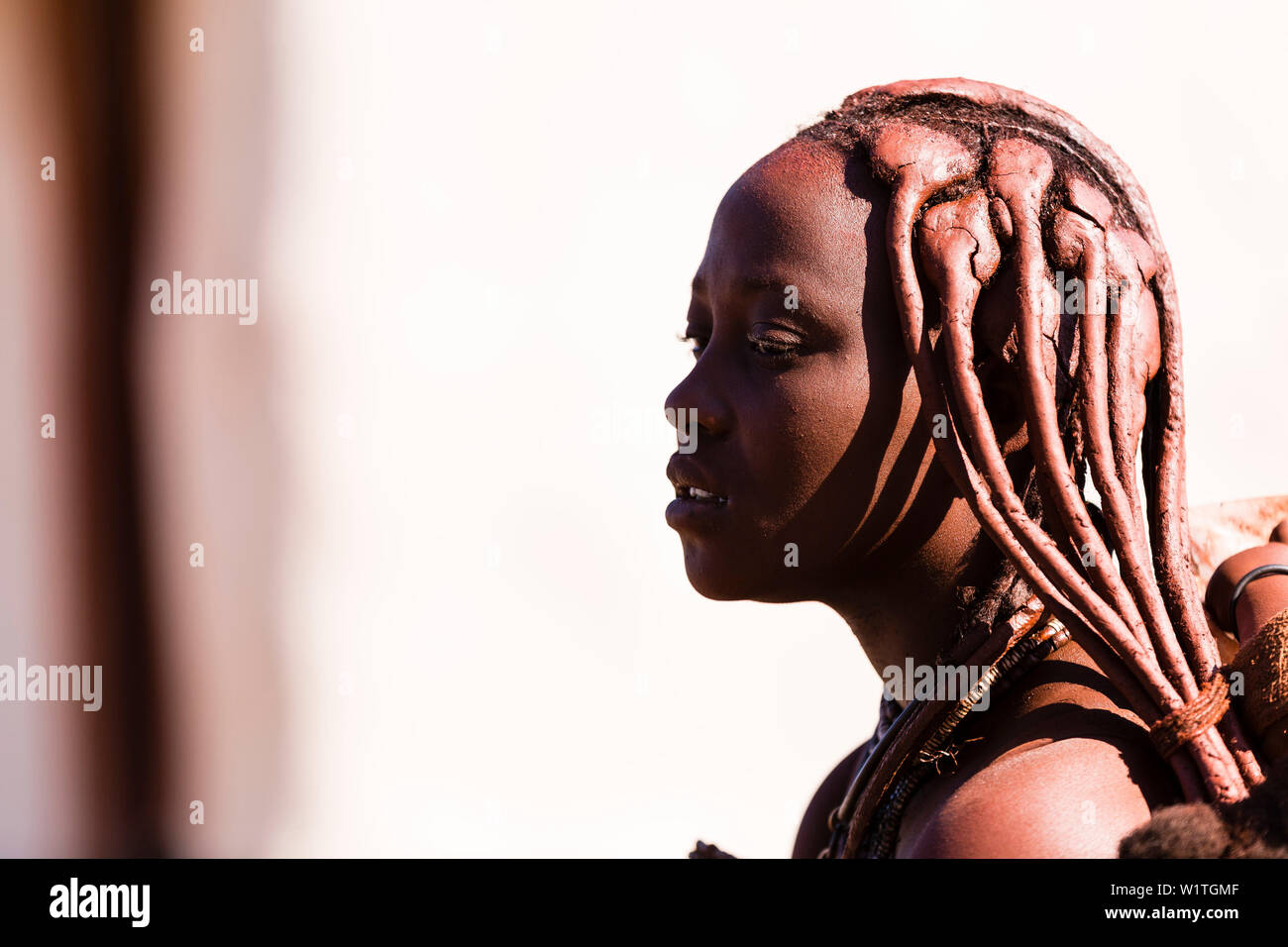 Jeune femme Himba, Kunene, Namibie Banque D'Images