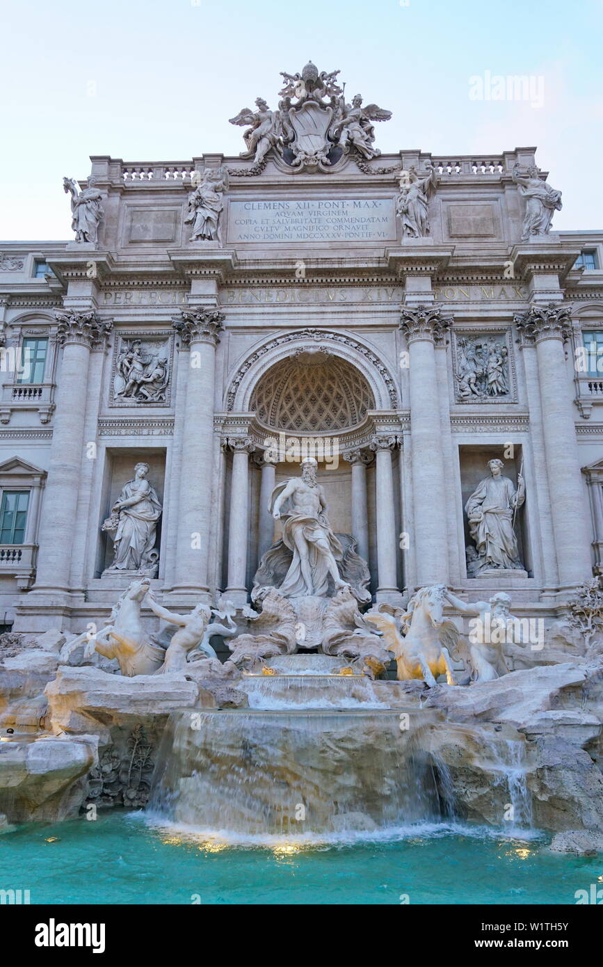 Célèbre et l'une des plus belle fontaine de Rome - Fontaine de Trevi (Fontana di Trevi). Italie Banque D'Images