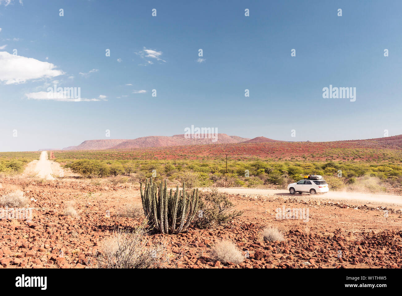 Véhicule tout-terrain sur une route de terre dans le Damaraland, Namibie, Kunene Banque D'Images