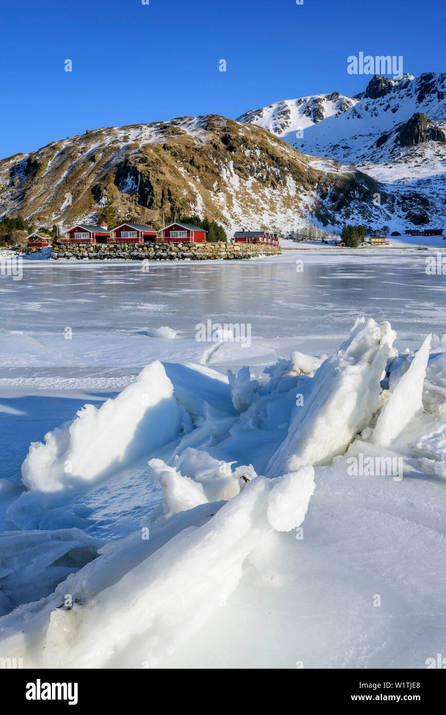 Plaque de glace au fjord avec fisherman's cabins en arrière-plan, Lofoten, Nordland, Norvège Banque D'Images