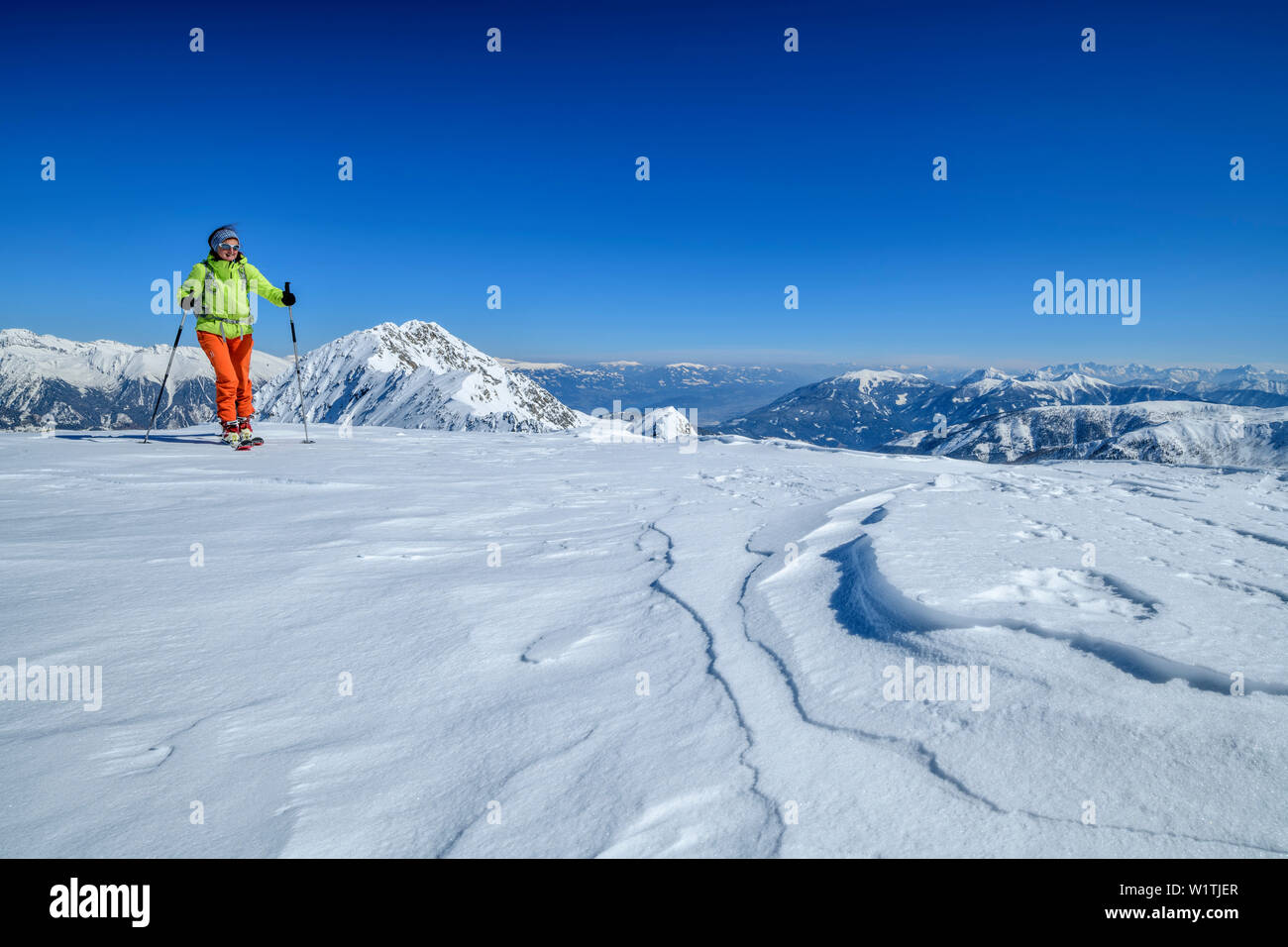 L'arrière-pays-ski femme ordre croissant vers Hoher Bolz, Hoher Bolz, Groupe Kreuzeck, gamme de Hohe Tauern, Carinthie, Autriche Banque D'Images