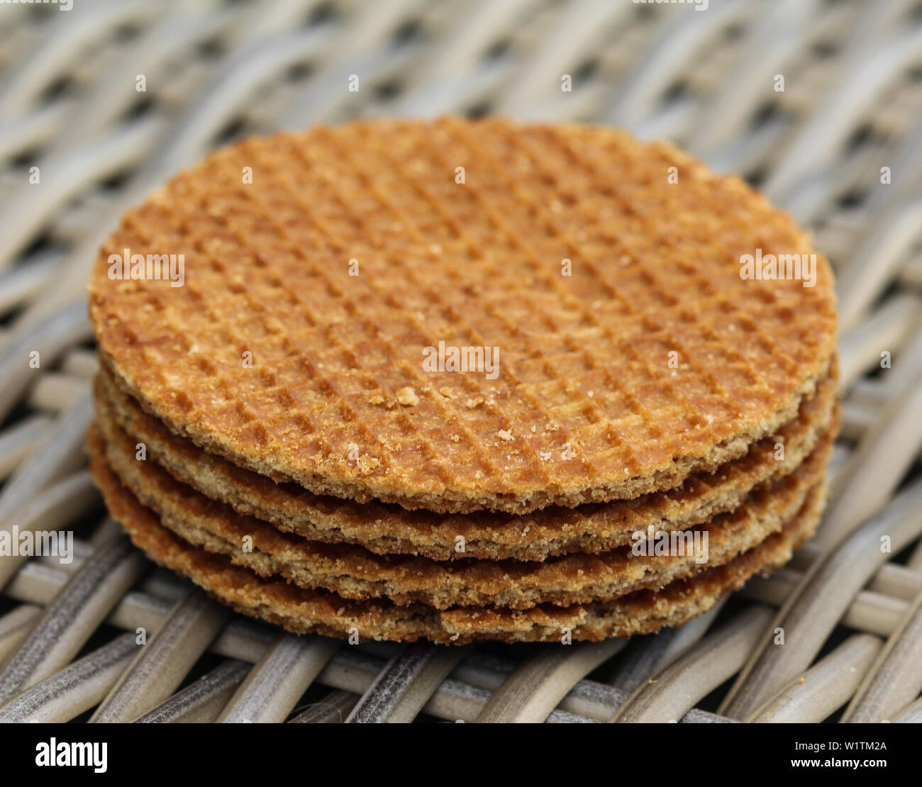 Close up of stack de plats néerlandais stroopwafels cookie, un sirop de caramel gaufre, sur fond de bois Banque D'Images