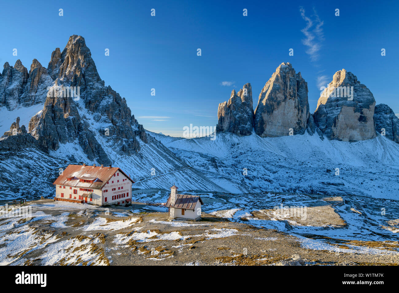 Hut Drei-Zinnen Paternkofel-Huette avec cabane et Tre Cime, Drei-Zinnen-Huette, Tre Cime, Dolomites de Sexten, Dolomites, Site du patrimoine mondial de l'Dolomi Banque D'Images