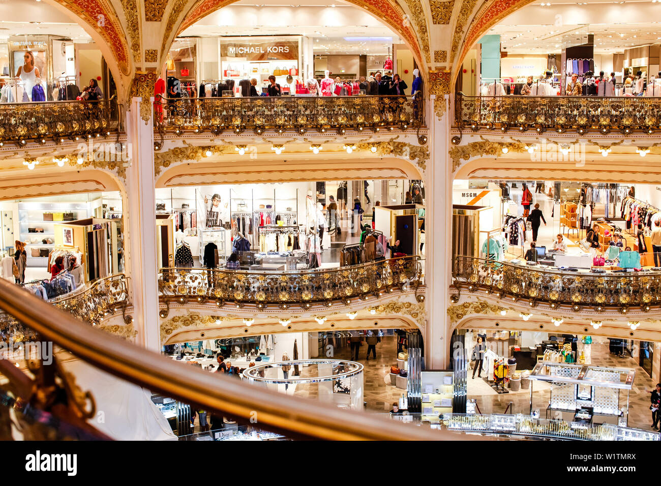 Les gens dans le departmemnt magasin Galeries Lafayette, Paris, France, Europe Banque D'Images