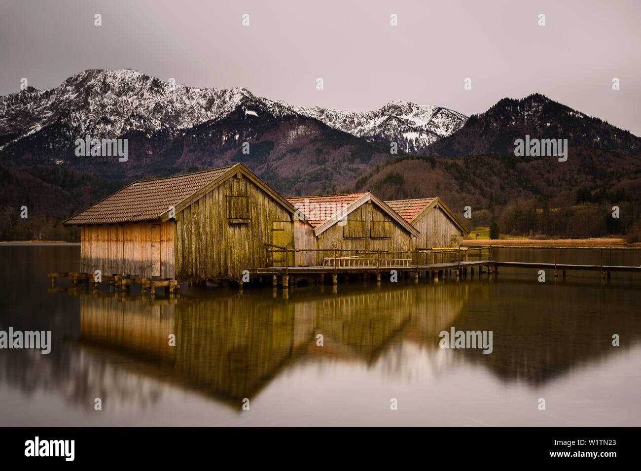 Les hangars à bateaux au lac Kochelsee, Bavière, Allemagne Banque D'Images