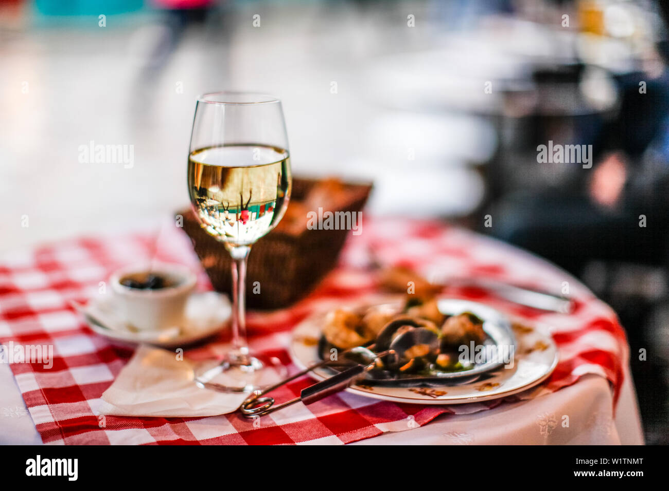 Escargots (escargots) et un verre de vin blanc sur la table dans le restaurant de la Mère Catherine, Place du Tertre, Montmartre, Paris, France, Europe Banque D'Images