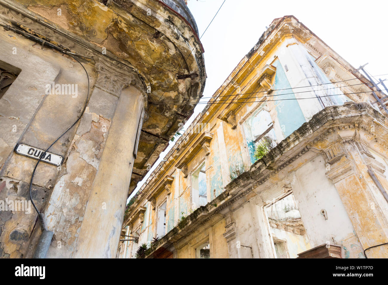 Décadence et déclin de l'une des plus belles villes du monde, des bâtiments en ruine dans le centre des congrès, vieille ville, Habana Vieja, voyage en famille à Cuba Banque D'Images