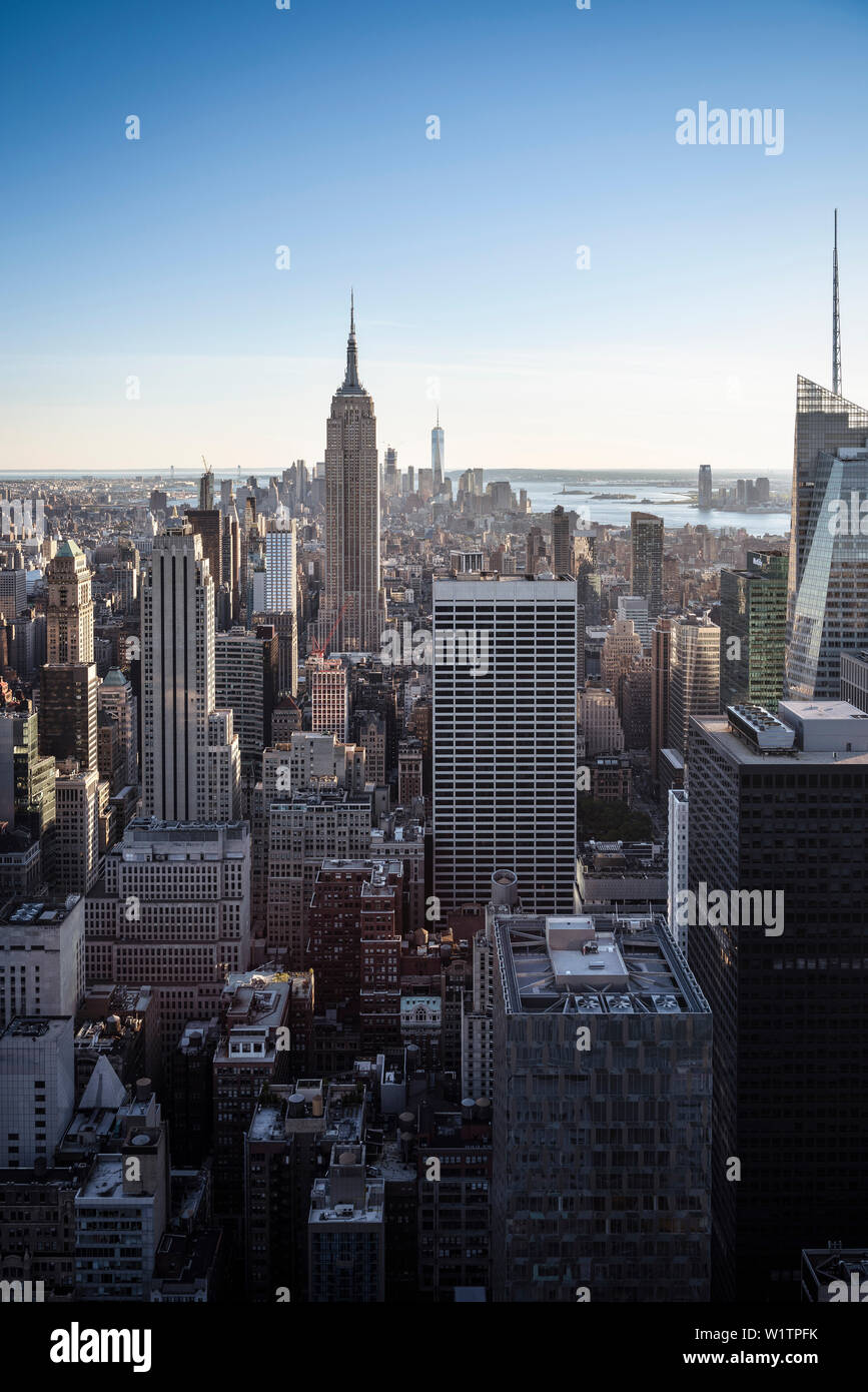 Haut de la roche vue de l'Empire State Building, l'un des World Trade Center, Times Square et Liberty Island, Rockefeller Center, Manhattan, NYC, New Yo Banque D'Images