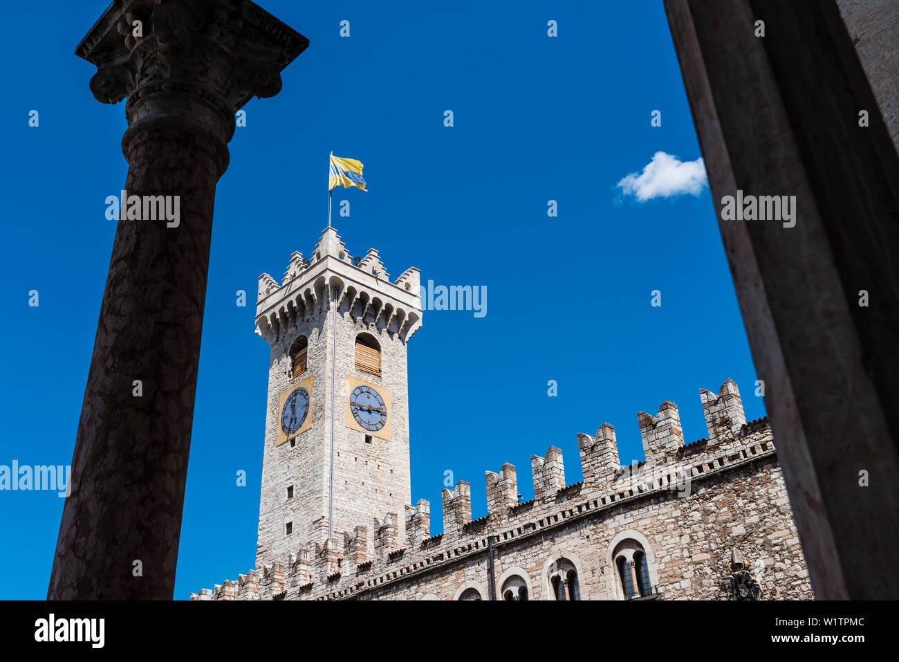 L'attraction Torre Civica sur la place de la cathédrale, Trento, Trentino, Tyrol du Sud, Italie Banque D'Images