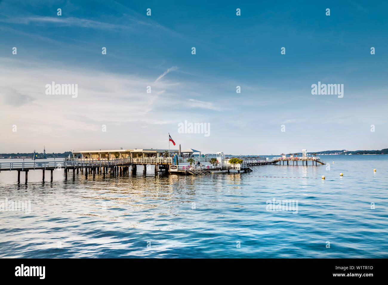 Pier dans la soirée light years Seebar Restaurant, Kiel, Kiel, côte de la mer Baltique, Schleswig-Holstein, Allemagne Banque D'Images