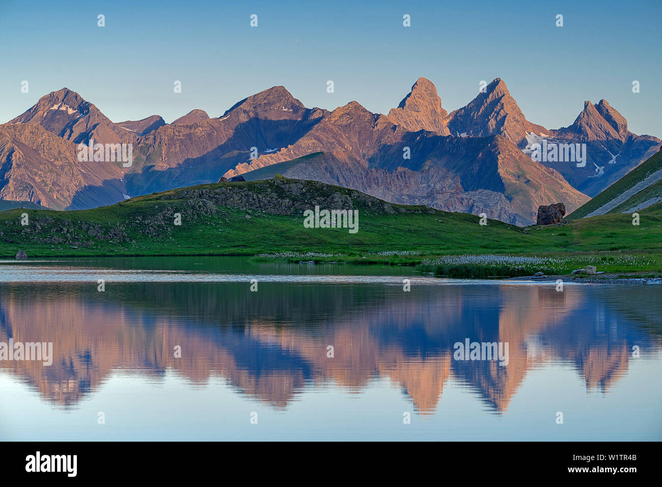Lac des marches avec des aiguilles d'Arves, le lac des marches, Dauphine, Dauphiné, Hautes Alpes, France Banque D'Images