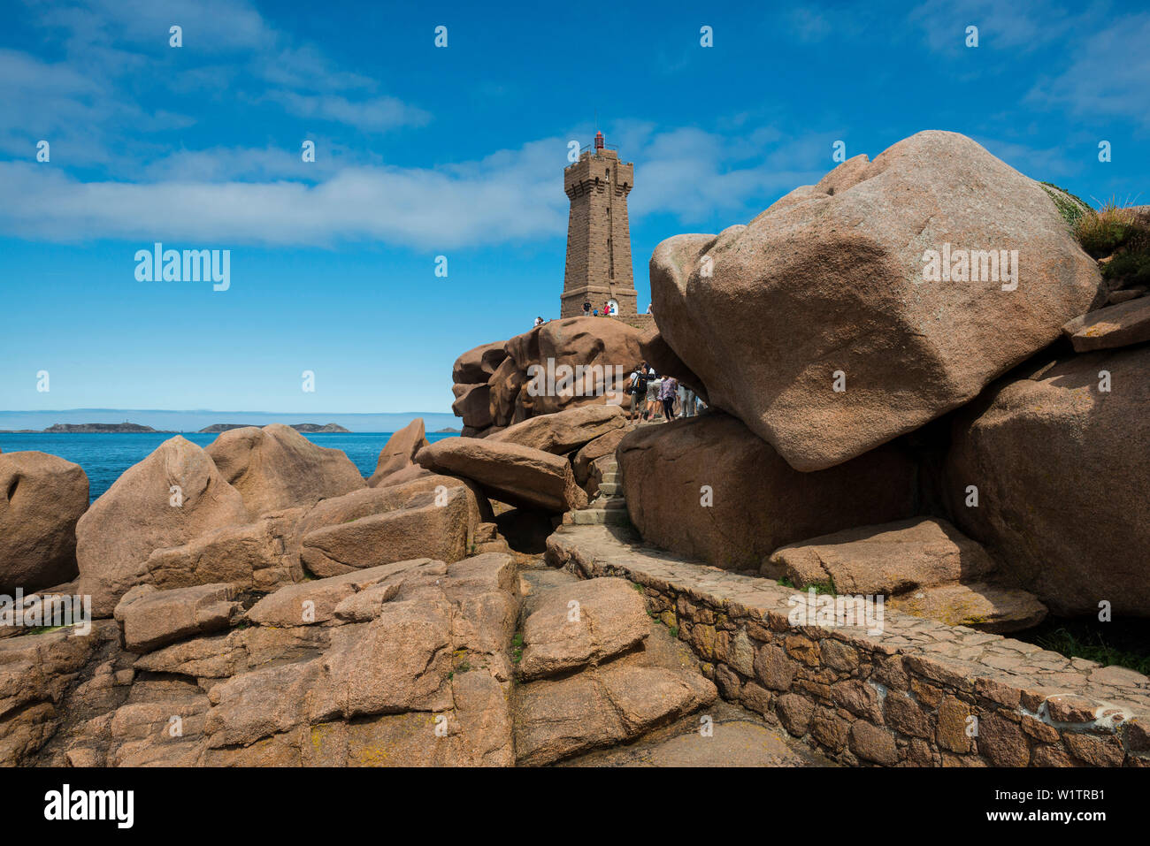 Les roches de granit et de Phare, phare de Ploumanac'h ou phare de dire Ruz, Ploumanach, Côte de Granit Rose, Côtes d'Armor, Bretagne, France Banque D'Images