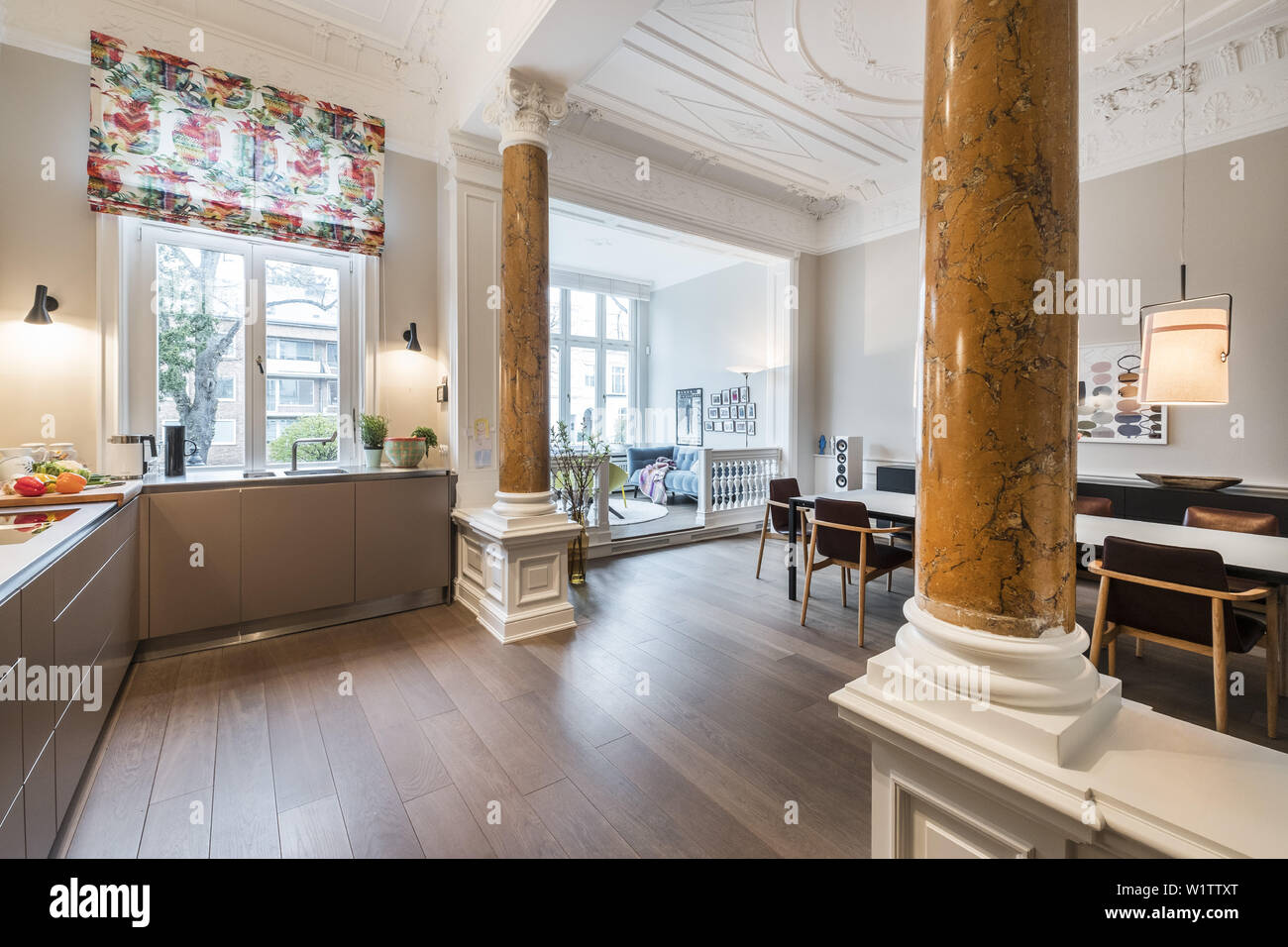 Cuisine et salon dans un style moderne Art Nouveau meublé appartement à Hambourg, Allemagne du Nord, en Europe Banque D'Images