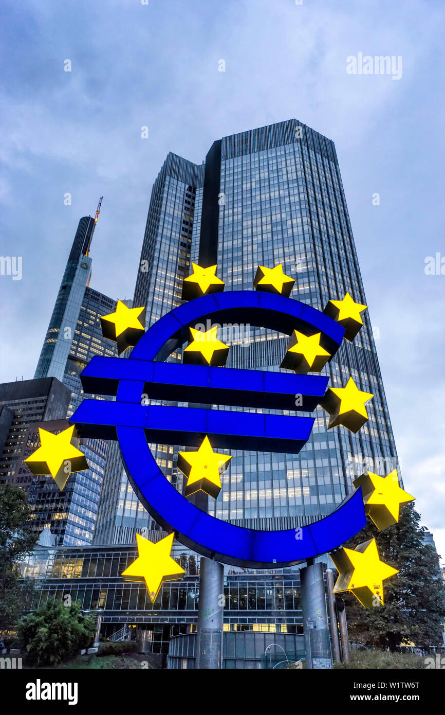 Allemagne, Hessen, Frankfurt-am-Main, Tour de l'euro, symbole de l'Euro, Willy Brandt Platz, Skyline, Commerzbank Banque D'Images