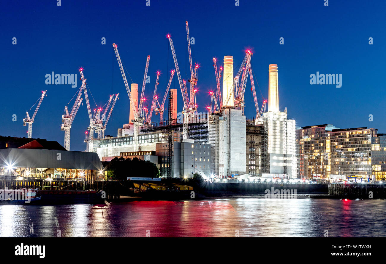 Battersea Power Station à Londres Royaume-uni développement nuit Banque D'Images