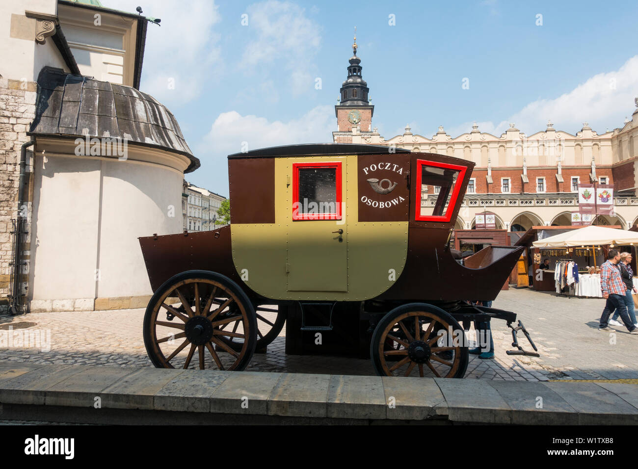 Mail Coach historique affiché dans la place principale, Cracovie, Pologne, Europe. Banque D'Images