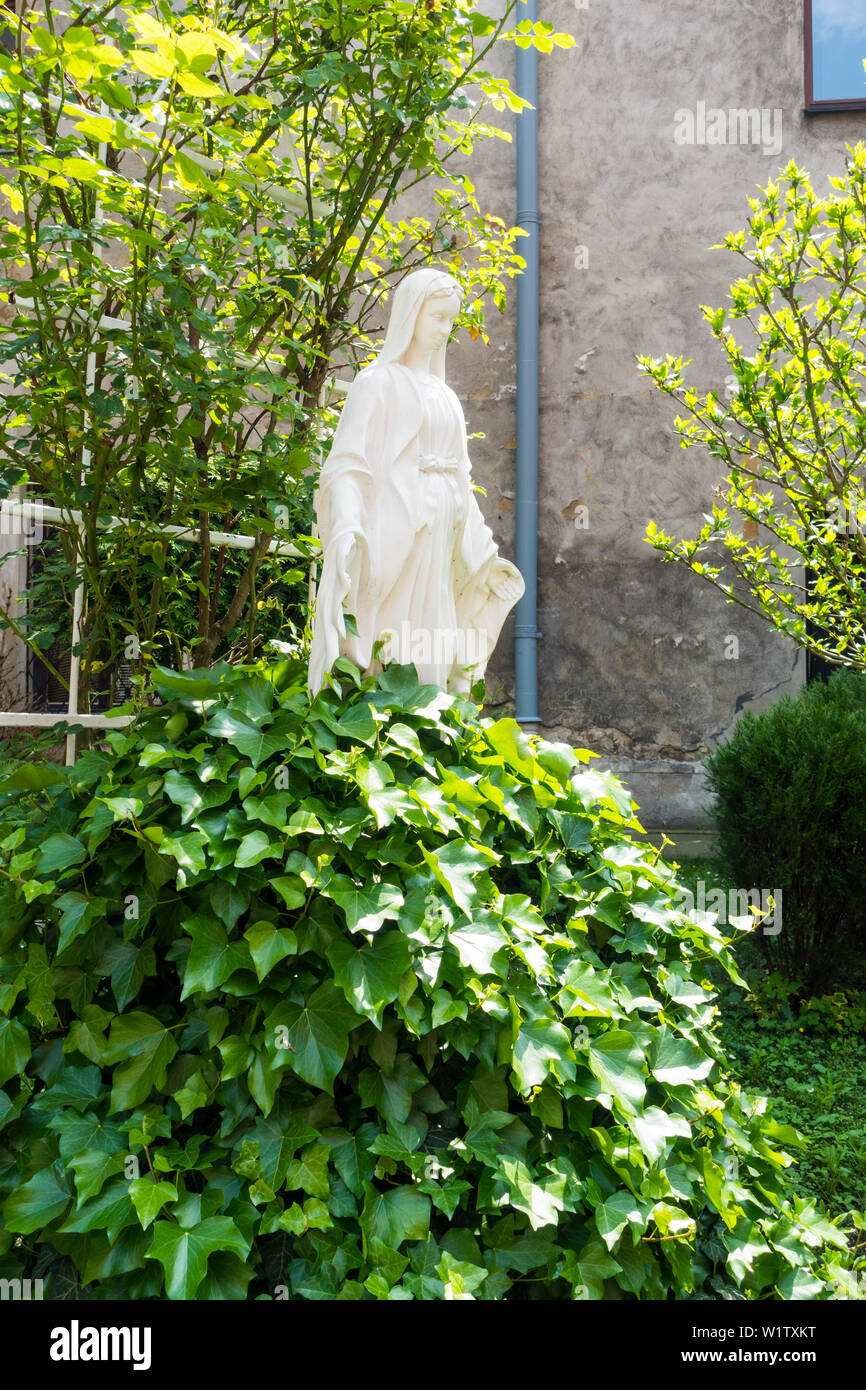 Statue de la Vierge Marie dans le parc du couvent des Clarisses, Cracovie, Pologne, Europe. Banque D'Images