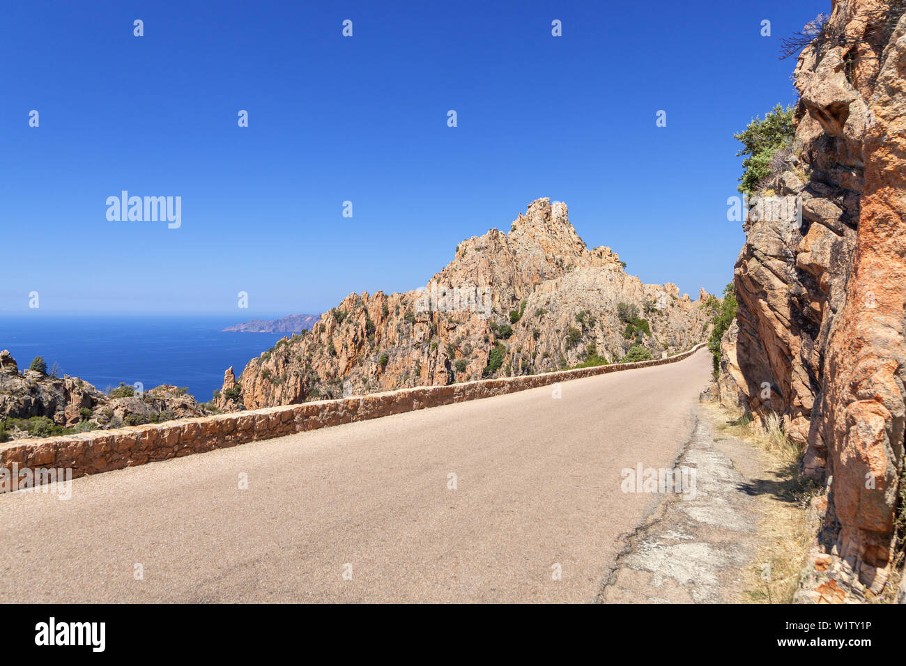 Petite route dans la Calanche, côte ouest entre Porto et Piana, l'ouest de la Corse, Corse, France du Sud, France, Europe du Sud, Europe Banque D'Images