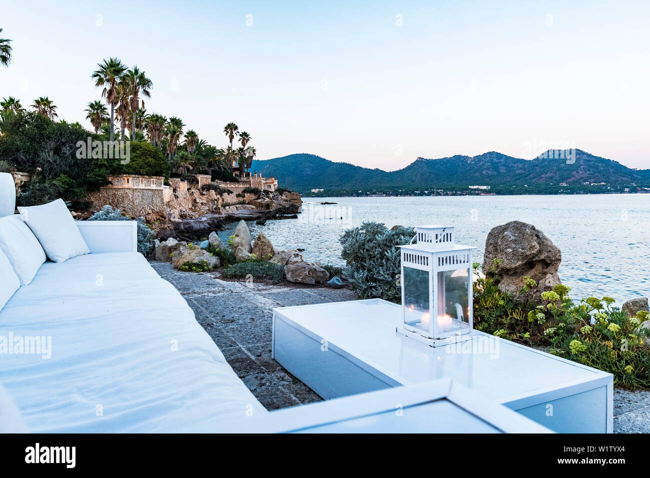 Aera Salon et salle à manger près de la plage dans le port Verd del Mar à Son Servera, Majorque, Îles Baléares, Espagne Banque D'Images