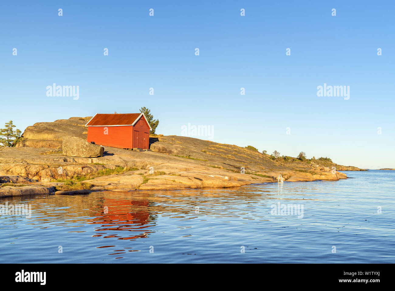 Red hut par la mer dans la région de Gjeving skerries, Aust-Agder, Norvège du Sud, Sørlandet, Norvège, Scandinavie, Europe du Nord, Europe Banque D'Images